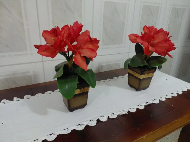Kit caminho de mesa + 2 arranjos florais 