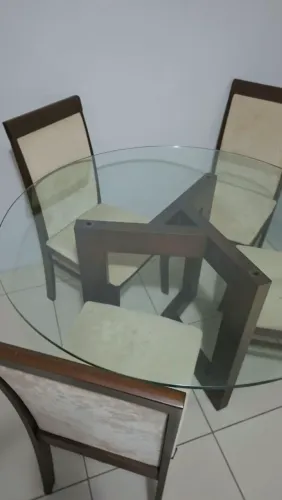 Conjunto de mesa com 4 cadeiras