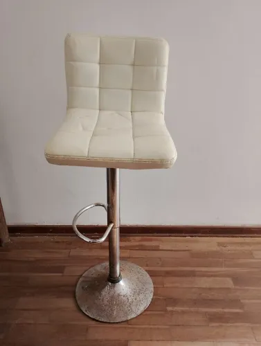 Banqueta Estofada Giratória Branca Regulável