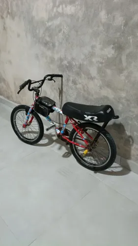 Bike na tadinha barata com peneus grandes e banco XR