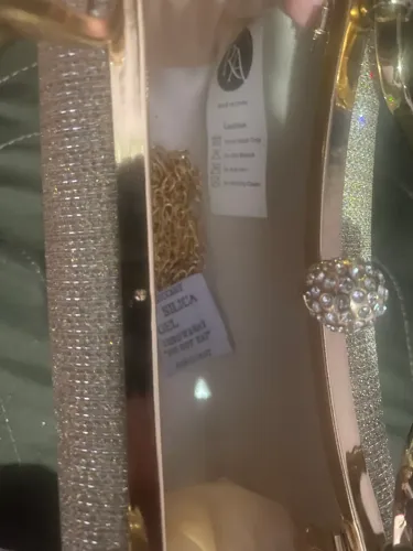 Vende se bolsa de mão dourada