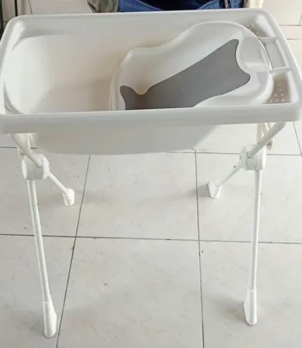 Banheira Infantil Burigotto Splash 10 L - com suporte - ótimo estado