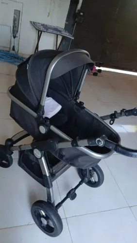 Carrinho de bebê europeu e bebê conforto