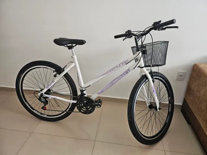 Bicicleta com cesta, capacete e corrente