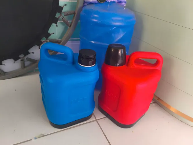 dois garrafão Mor