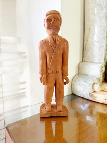 Escultura Artesanal em Madeira Entalhada à Mão