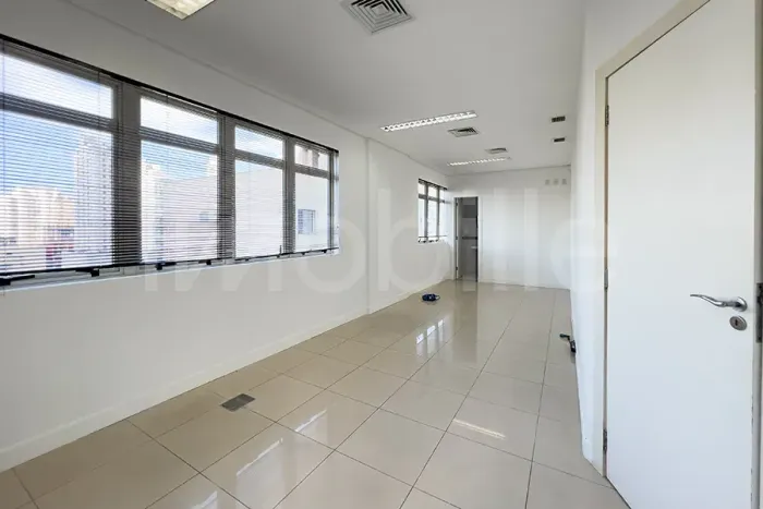 Sala comercial no Centro Empresarial Embraed em Itajaí.
