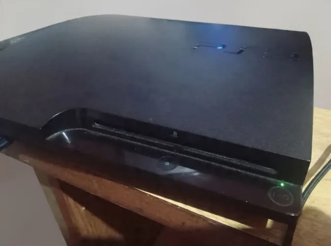 PS3 Slim 160GB Desbloqueado + Loja + Emulador SNES + 3 Controles<br><br>