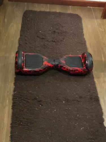 Hoverboard vermelho e preto