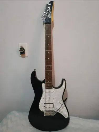 Guitarra Seizi Stratocaster HSS Preta - Excelente Estado