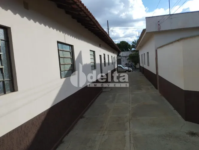 Casa com 2 quartos disponível para locação no bairro Bom Jesus em Uberlândia-MG
