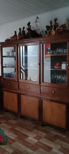 Cristaleira de madeira (leia a descrição)