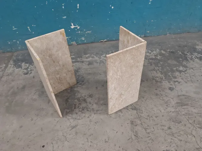 Mesa de vidro com duas bases de mármore
