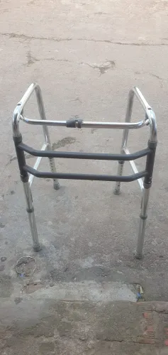 Vendo esse andador  150 enteressado e chama no zap * 