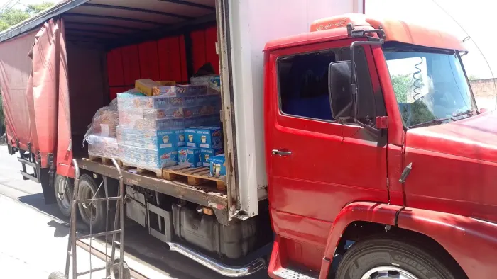 Caminhão truck vendendo com serviço