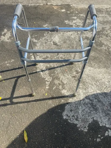 Andador articulado de alumínio