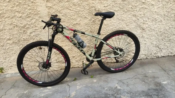 Bicicleta aro 29/Freio Hidráulico/24 marchas/Suspensão com Trava