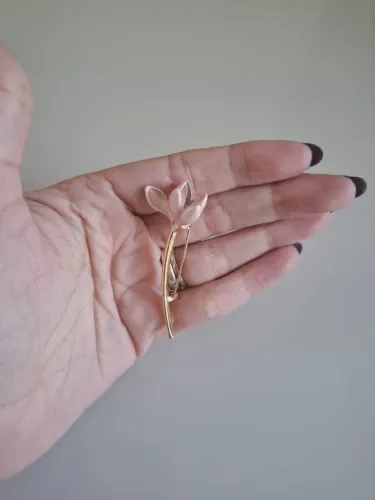 Broche floral em formato de  flor de lotus 