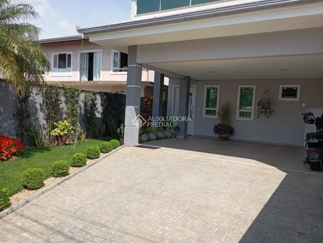 Casa com 1 Suíte + 2 Quartos e SPA no Iririú, Joinville a venda por R$ 1.100.000,00