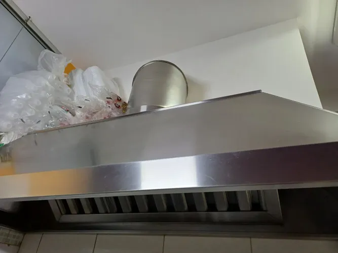 Coifa Inox e Balcão Refrigerado