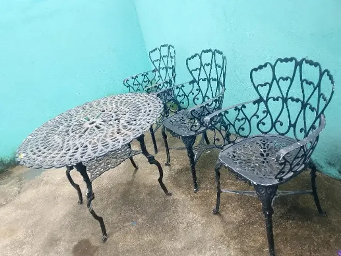 Mesa de alumínio com três cadeiras