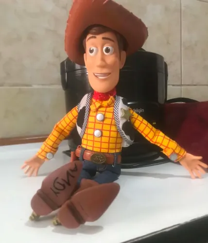 Vendo boneco Woody Toy Story Original importado Disney puxa a corda e fala fiel ao filme