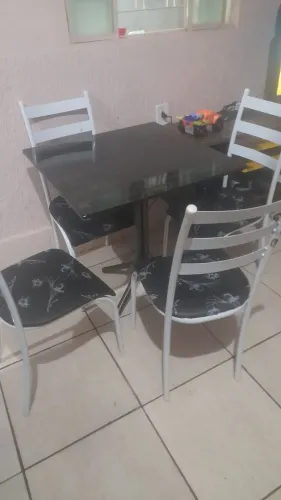 Vendo uma mesa de quatro lugares nova