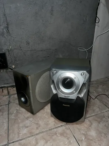 Par de Caixas de Som Acústicas (Panasonic + Caixa Auxiliar)