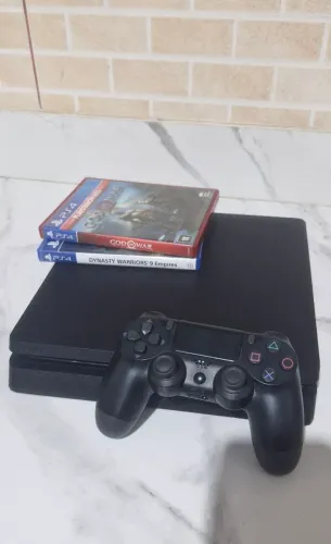 PlayStation 4 Slim 1TB + 1 Controle + 3 Jogos (God of War, FIFA 22 e Dynasty Warriors)