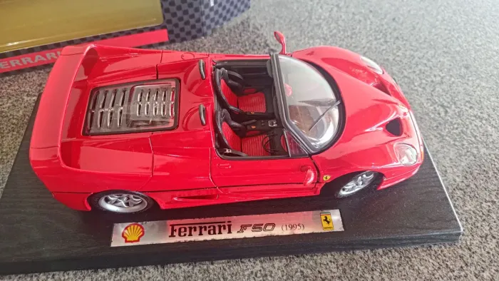 Ferrari F50 (1995) em escala 1:18, edição promocional Shell, original.