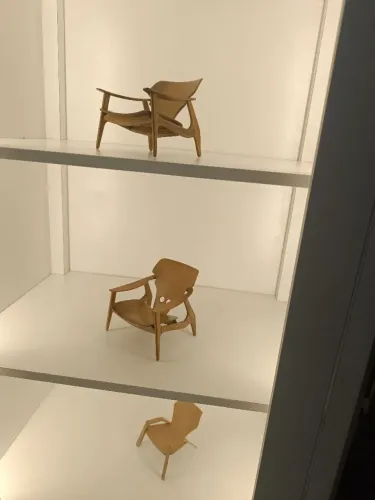 Poltrona Diz miniatura releitura Sérgio