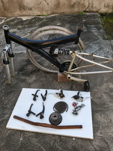 Lote peças bike aro 26 - quadro full suspension + diversas peças