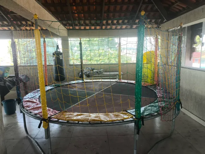 Pula pula semi novo - ficou guardado precisa ser lavado 