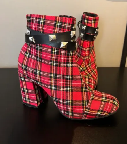 Bota xadrez com tachinhas 