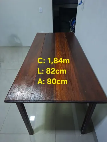 Mesa de Madeira com bancos