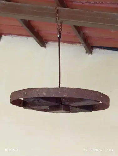 Lustre rústico de Braúna e ferro