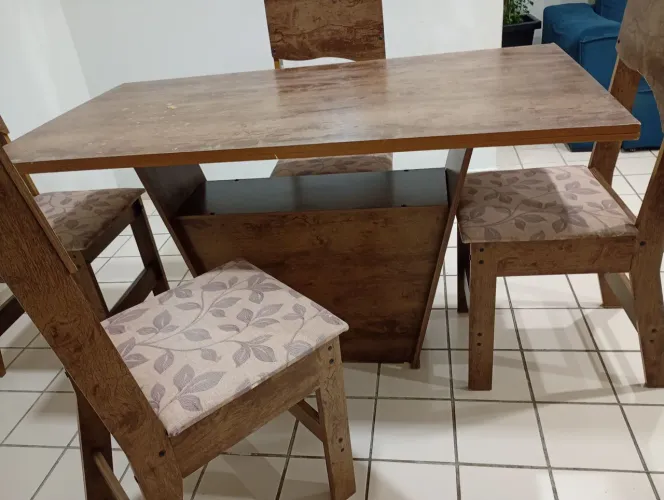 Conjunto mesa e madeira + 4 cadeiras