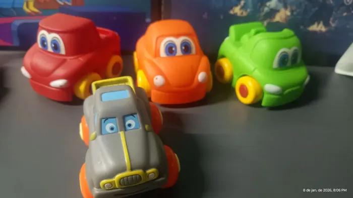 Carros coloridos de borracha