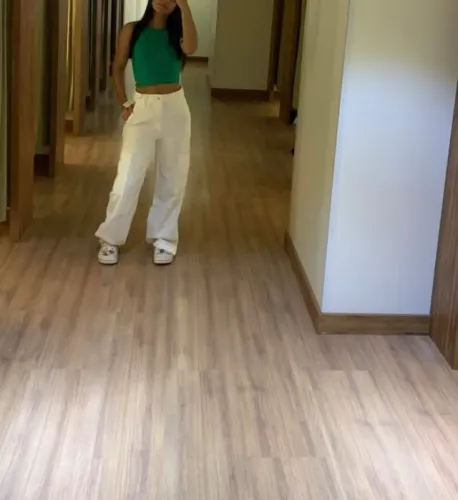 Calça jeans branca.