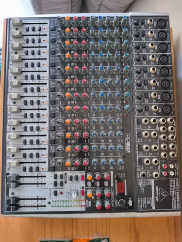 Mesa de Som Behringer - XENYX X222 USB (16 Canais)