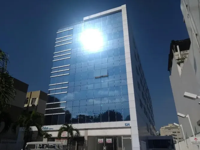 Vendo sala comercial no Pechincha com 26m², prédio com auditório e salas de reuniões.