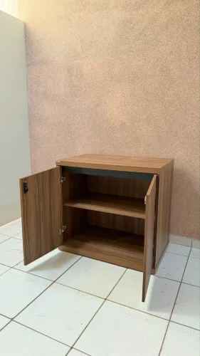 Armário baixo com duas portas