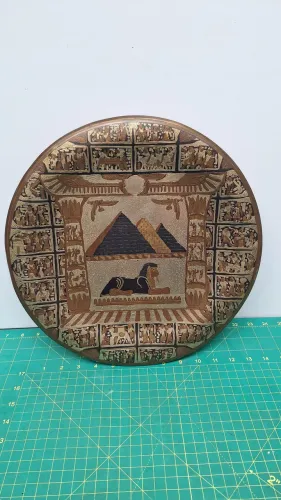 Prato Decorativo Egípcio Antigo - Metal Trabalhado com Hieróglifos e Pirâmides 35 cm 