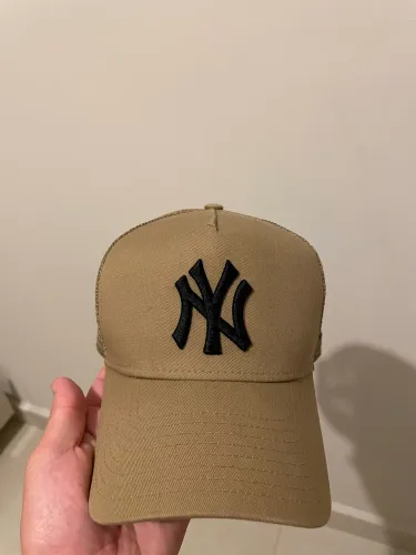 Boné New Era 9FORTY A-Frame Trucker - New York Yankees (cor khaki/bege)