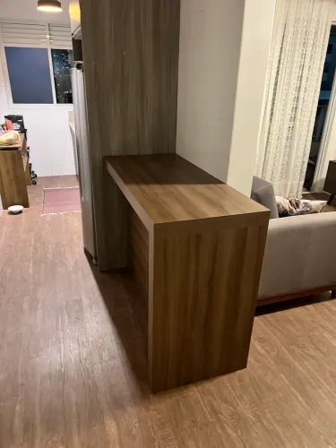 Mesa bancada planejada passa prato 
