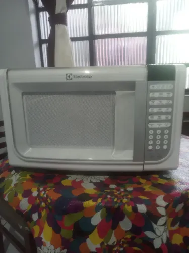 Microondas Eletrolux de 31 litros de 110,V