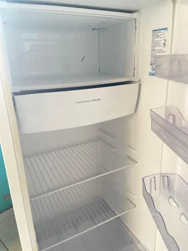 Geladeira com pequenas avarias na lataria