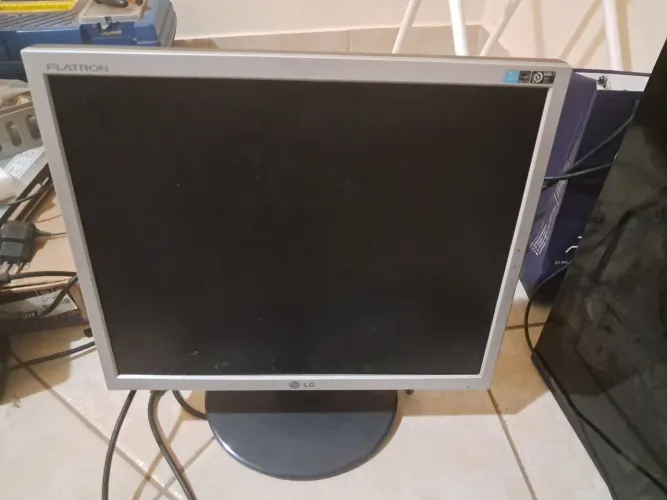 Computador usado com teclado e monitor 
