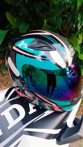 Vendo em em ótimas condições Capacete spark , capacete esportivo com excelente designer !!