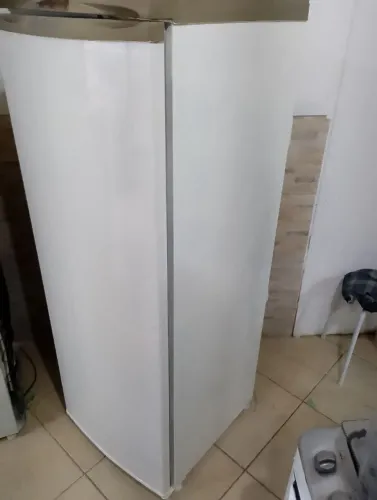 Vende Geladeira Eletrolux 280. Litros Nuca foi mesida em Nada.